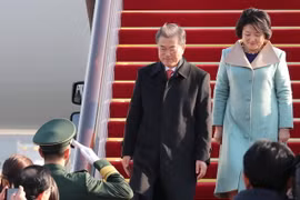 Tổng thống Hàn Quốc Moon Jae-in (trái) và phu nhân Kim Jung-sook tới Bắc Kinh, Trung Quốc ngày 13/12. (Nguồn: Yonhap/TTXVN)