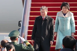 Tổng thống Hàn Quốc Moon Jae-in (trái) và phu nhân Kim Jung-sook tới Bắc Kinh, Trung Quốc ngày 13/12. (Nguồn: Yonhap/TTXVN)