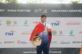 Vận động viên Trần Quốc Phi, huy chương vàng bơi 100 mét tự do. (Ảnh: Hoàng Nhương/TTXVN)