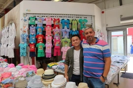 Ngoài thời gian bán hàng, Lại Văn Dương (trái) còn là một chân sút nổi tiếng của đội bóng thanh niên Việt Nam tại Romania. (Ảnh: Hương Giang/Vietnam+)