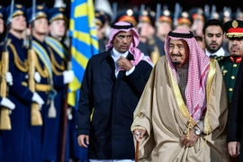 Quốc vương Saudi Arabia Salman bin Abdulaziz Al Saud (thứ 3 phải) tới sân bay Vnukovo ở thủ đô Moskva, Nga ngày 4/10. (Nguồn: AFP/TTXVN)
