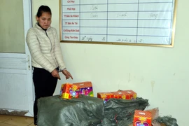 Đối tượng Nguyễn Thị Kim Ngân cùng tang vật. (Ảnh: Nguyễn Hoàng/TTXVN)