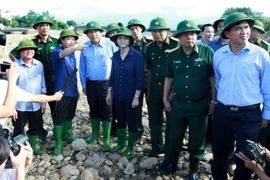 Phó Thủ tướng Trương Hòa Bình thị sát hiện trường bị thiệt hại do mưa lũ tại phường Cầu Thia, thị xã Nghĩa Lộ. (Ảnh: Trung Kiên/TTXVN)