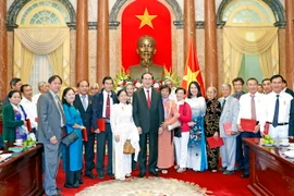 Chủ tịch nước Trần Đại Quang với các đại biểu tham dự buổi gặp. (Ảnh: Nhan Sáng/TTXVN)