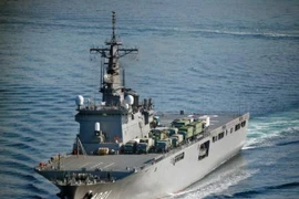 Tàu chở hệ thống tên lửa đánh chặn PAC3 rời căn cứ của Lực lượng phòng vệ Hàng hải Nhật Bản ở Hiroshima tới Okinawa ngày 4/2/2016. (Nguồn: Kyodo/TTXVN)