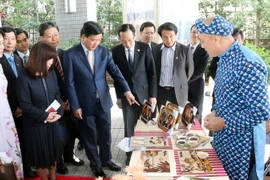 Ủy viên Bộ Chính trị, Bí thư Thành ủy Thành phố Hồ Chí Minh Đinh La Thăng dẫn đầu Đoàn đại biểu Thành phố tham dự khai mạc sự kiện. (Ảnh: Tiến Lực/TTXVN)