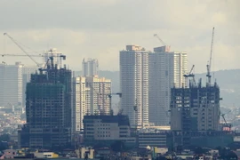 Các tòa nhà đang được xây dựng tại thủ đô Manila, Philippines. (Nguồn: AFP/TTXVN)