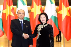 Chủ tịch Quốc hội Nguyễn Thị Kim Ngân đón Chủ tịch Thượng viện Myanmar Mahn Win Khaing Than. (Ảnh: Trọng Đức/TTXVN)