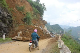 Sạt lở đất trên Quốc lộ 4D. (Ảnh: Hồng Ninh/TTXVN)