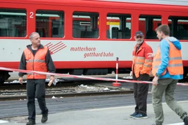 Các nhân viên cứu hộ tại hiện trường vụ tai nạn ở ga tàu Andermatt. (Nguồn: EPA)