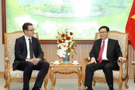 Phó Thủ tướng Vương Đình Huệ tiếp ông Lukas Brosi, Giám đốc Tài chính Công ty Zurich Airport của Thụy Sỹ. (Ảnh: Văn Điệp/TTXVN)