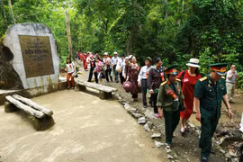 Đông đảo du khách đến tham quan khu di tích Mường Phăng, nơi đặt Sở chỉ huy Chiến dịch Điện Biên Phủ năm xưa. (Ảnh: Tuấn Anh/TTXVN)
