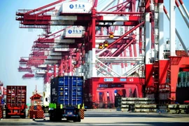 Vận chuyển hàng hóa tại một cảng ở Thanh Đảo, tỉnh Sơn Đông, Trung Quốc. (Nguồn: AFP/TTXVN)