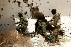 Binh sỹ lực lượng ủng hộ Chính phủ Libya giao tranh với quân nổi dậy tại thành phố Benghazi , miền đông Libya ngày 19/4/2016. (Nguồn: AFP/TTXVN)