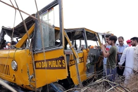 Hiện trường một vụ tai nạn đường bộ tại Ấn Độ. (Nguồn: EPA/TTXVN)