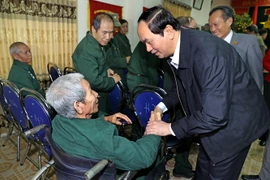 Chủ tịch nước Trần Đại Quang thăm hỏi các thương bệnh binh. (Ảnh: Nhan Sáng/TTXVN)