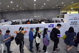 Cử tri Hàn Quốc bỏ phiếu bầu Tổng thống tại điểm bầu cử ở Seoul ngày 4/5. (Nguồn: AFP/TTXVN)