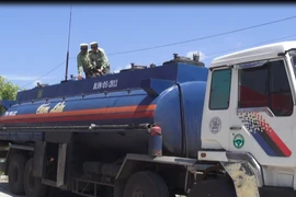 [Video] Bắt giữ xe ôtô vận chuyển 12.000 lít xăng trái phép