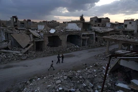 Cảnh đổ nát cả các tòa nhà sau các cuộc xung đột ở thị trấn Douma, khu vực bên ngoài thủ đô Damascus. (Nguồn: AFP/TTXVN)