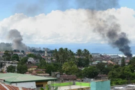 Khói bốc lên từ các địa điểm của phiến quân bị không kích ở Marawi ngày 26/6. (Nguồn: AFP/TTXVN)