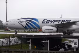 Chiếc máy bay Airbus A330 của hãng hàng không EgyptAir đáp xuống sân bay Roissy (Pháp), chỉ vài giờ sau khi chuyến bay MS804 biến mất khỏi màn hình radar ngày 19/5/2016. (Nguồn: AFP/TTXVN)