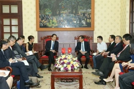 Quang cảnh buổi tiếp ông Thái Danh Chiếu, Xã trưởng Tân Hoa xã. (Ảnh: Doãn Tấn/TTXVN)