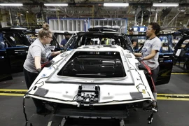 Công nhân làm việc tại nhà máy ở Louisville, Kentucky, Mỹ ngày 27/10. (Nguồn: AFP/TTXVN)