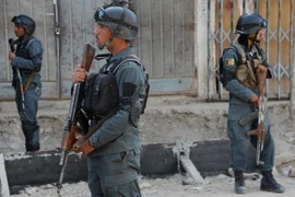 Cảnh sát Afghanistan gác tại hiện trường vụ đánh bom ở Kabul ngày 29/9. (Nguồn: AFP/TTXVN)