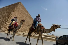 Du khách tham quan Kim Tự Tháp Giza. (Nguồn: EPA/TTXVN)