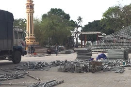 Thi công sân khấu phục vu Lễ hội. (Ảnh: Quốc Việt/Vietnam+)