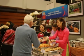 Gian hàng Việt Nam tại Hội chợ Giáng sinh quốc tế. (Ảnh:Hồng Tâm/Vietnam+)