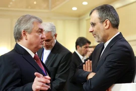 Đặc phái viên của Nga về tình hình Syria, Alexander Lavrentiev (trái) gặp Thứ trưởng Ngoại giao Iran Hossein Jaberi Ansari (phải) tại cuộc hòa đàm về tình hình Syria tại thủ đô Astana, Kazakhstan. (Nguồn: EPA/TTXVN)