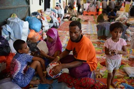 Người di cư Rohingya từ Myanmar tại cảng Langsa ở Aceh, Indonesia ngày 18/5/2015 khi được đưa vào bờ sau nhiều ngày lênh đênh trên biển. (Nguồn: AFP/TTXVN)