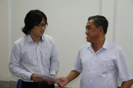 Chủ tịch Ủy ban Mặt trận Tổ quốc Đồng Nai nhờ TTXVN chuyển quà hỗ trợ cho gia đình nhà báo Đinh Hữu Dư. (Ảnh: Vietnam+)