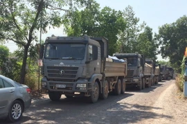 Từng đoàn xe tải ben chở đá phá nát đường dân sinh. (Ảnh: Sỹ Tuyên/TTXVN)