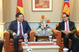Tổng Thư ký ASEAN Lê Lương Minh và Phó Thủ tướng Vương Đình Huệ tại Ban Thư ký ASEAN. (Ảnh: Đỗ Quyên/Vietnam+)