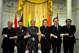 Đại sứ Cao Chính Thiện (thứ 3 từ trái sang). (Ảnh: Đức Hòa/Vietnam+)