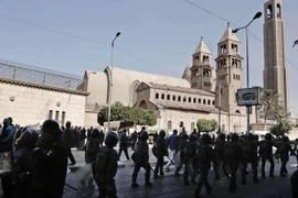 Nhân viên an ninh Ai Cập gác bên ngoài nhà thờ thuộc Giáo hội Cơ Đốc ở thủ đô Cairo sau một vụ nổ do phiến quân Hồi giáo thực hiện tháng 12/2016. (Nguồn: AP/TTXVN)