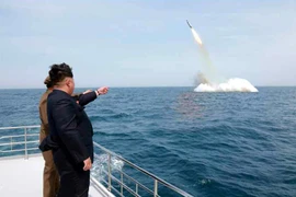 Nhà lãnh đạo Triều Tiên Kim Jong-un đang nhìn vào một chiếc máy tính khi ông kiểm tra một đơn vị pháo binh tầm xa. (Nguồn: AFP)