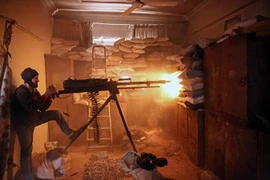 Tay súng thuộc lữ đoàn Failaq al Rahman nã súng hạng nặng vào khu vực do lực lượng nổi dậy kiểm soát ở quận Jobar. (Nguồn: AFP/TTXVN)