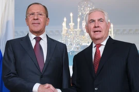 Ngoại trưởng Nga Sergei Lavrov (trái) và người đồng cấp Mỹ Rex Tillerson. (Nguồn: AFP/TTXVN)