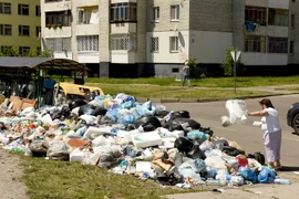 Rác thải trên đường phố ở Lviv, Ukraine ngày 21/6. (Nguồn: AFP/TTXVN)