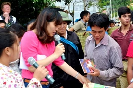 Tuyên truyền phòng chống mua bán người tại chợ Mường Hum, huyện Bát Xát. (Ảnh: Hương Thu/TTXVN)