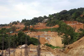 Các công trình tại dự án Khu du lịch Sinh thái Biển Tiên Sa đã bị ngừng thi công từ 19/3. (Ảnh: Trần Lê Lâm/TTXVN)