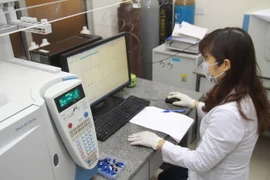 Phân tích chất độc hại trên sản phẩm dệt may bằng máy sắc kí khí. (Ảnh: Hoàng Hùng/TTXVN)