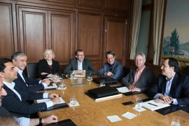 Tổng thống CH Cyprus Nicos Anastasiades (thứ 3, phải) và lãnh đạo người Cyprus gốc Thổ Nhĩ Kỳ Mustafa Akinci (thứ 3, trái) tại vòng đàm phán ở Mont Pelerin, Thụy Sĩ ngày 20/11/2016. (Nguồn: THX/TTXVN)