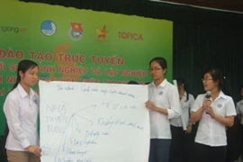 Sinh viên Đại học Hải Phòng thuyết trình ý tưởng với các "thầy" doanh nhân. (Ảnh: Phạm Mai/Vietnam+).