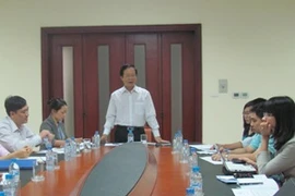 Thứ trưởng Bộ Khoa học và Công nghệ Lê Đình Tiến giới thiệu chương trình Hội nghị. (Ảnh: Phạm Mai/Vietnam+)