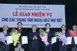 Lãnh đạo Bộ Giáo dục và Đào tạo giao nhiệm vụ cho lãnh đạo các trung tâm. 