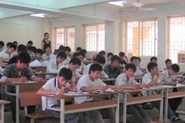 Thí sinh dự thi vào Đại học Kinh doanh và Công nghệ Hà Nội. (Ảnh: Phạm Mai/Vietnam+).